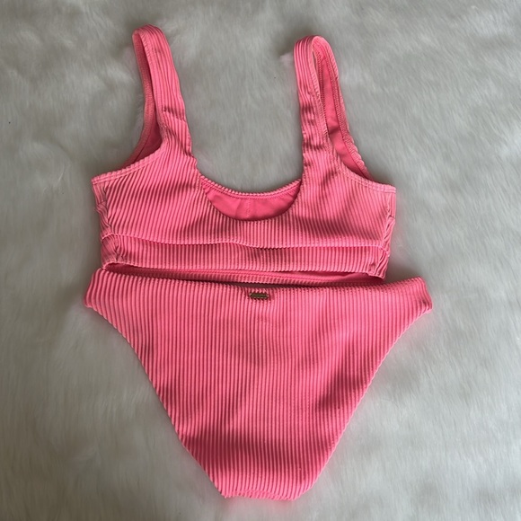 The CUTEST pink bikini from Hollister! Size XS great condition - Picture 3 of 6